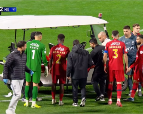 إصابة جمال حركاس في مباراة الهلال وضمك ونقله للمستشفى