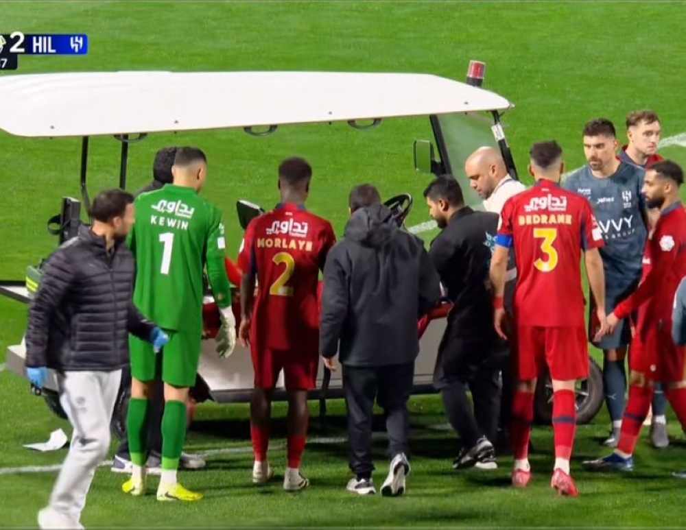 إصابة جمال حركاس في مباراة الهلال وضمك ونقله للمستشفى