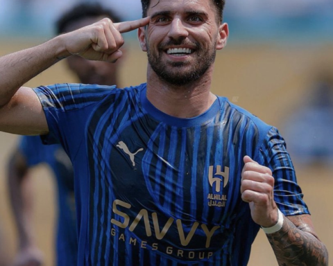 نيفيز يحسم موقفه من تجديد عقده مع الهلال وعروض روشن