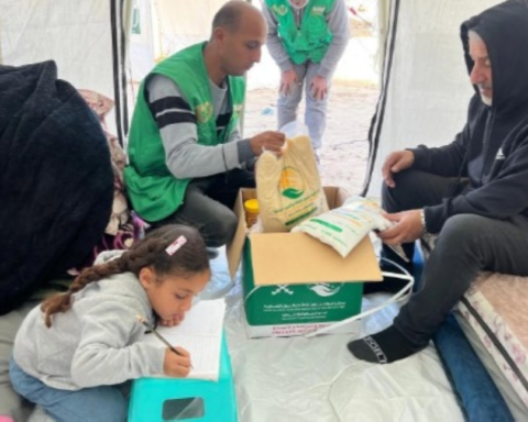 السعودية تقيم مخيمًا لإيواء النازحين في تل الهوى بغزة