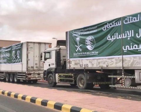 وصول 20 شاحنة إغاثية من مركز الملك سلمان إلى حضرموت