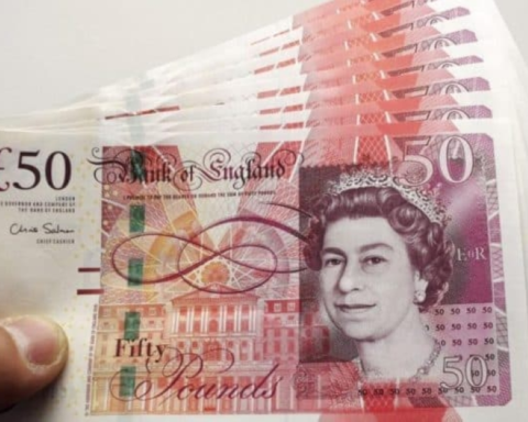 سعر الجنيه الإسترليني اليوم يرتفع أمام الدولار واليورو
