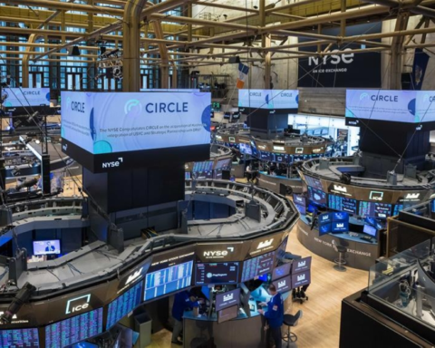 بورصة نيويورك تنتعش: ترامب يسمح باستغلال نفط فنزويلا