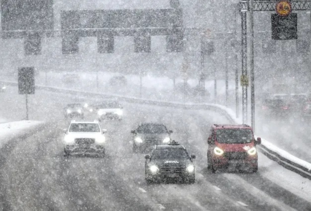 موجة برد تشل أوروبا: تعطل السفر في بريطانيا وفرنسا وهولندا