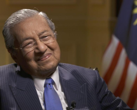 نقل مهاتير محمد للمستشفى بعد سقوطه: تفاصيل الحالة الصحية