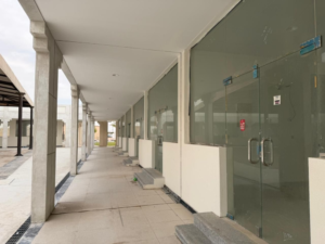 بلدية بقيق توقع 52 عقداً استثمارياً بـ 63 مليون ريال