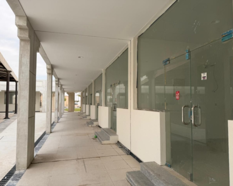 بلدية بقيق توقع 52 عقداً استثمارياً بـ 63 مليون ريال