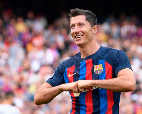 ليفاندوفسكي يرفض عرض الهلال ويتمسك ببرشلونة رسمياً