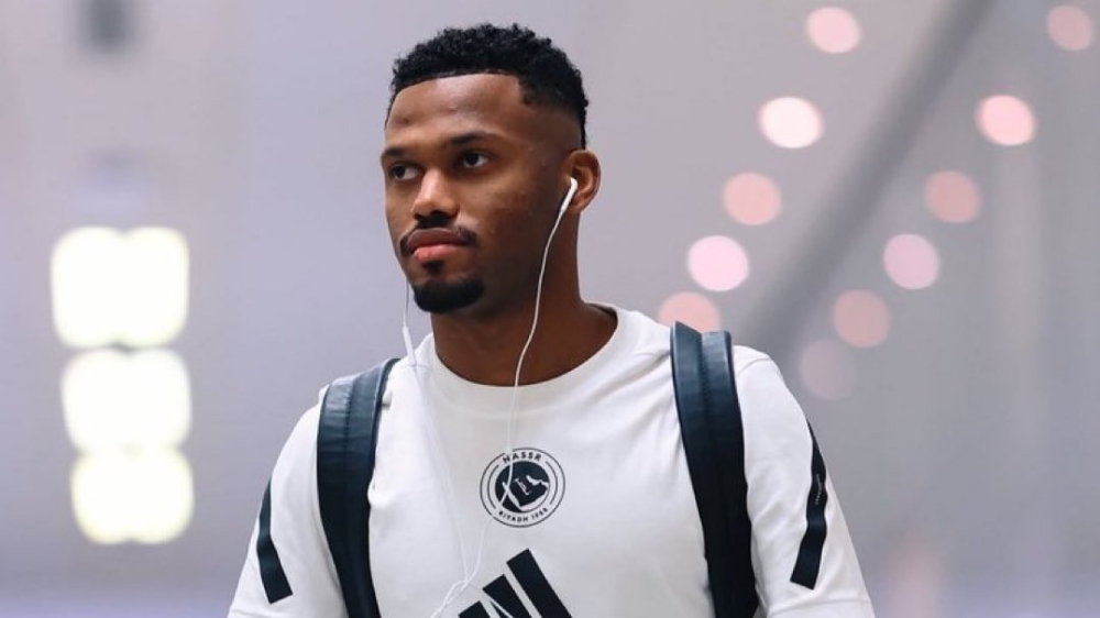 أيمن يحيى مهدد بالغياب عن ديربي النصر والهلال - تفاصيل الأزمة