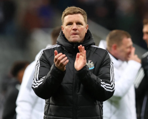 إيدي هاو يرفض تدريب مانشستر يونايتد ويتمسك بنيوكاسل