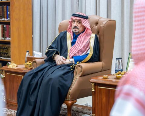أمير الرياض يزور الشيخ صالح الفوزان: تقدير للعلماء وتأكيد للروابط