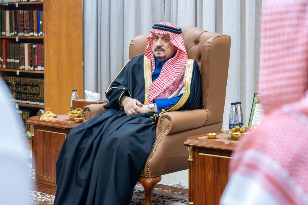 أمير الرياض يزور الشيخ صالح الفوزان: تقدير للعلماء وتأكيد للروابط
