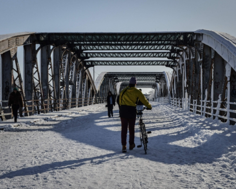 السفارة السعودية في فرنسا تحذر من ثلوج باريس وتأخر الرحلات