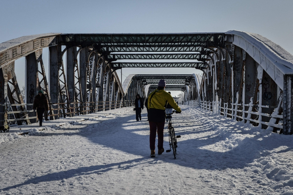 السفارة السعودية في فرنسا تحذر من ثلوج باريس وتأخر الرحلات