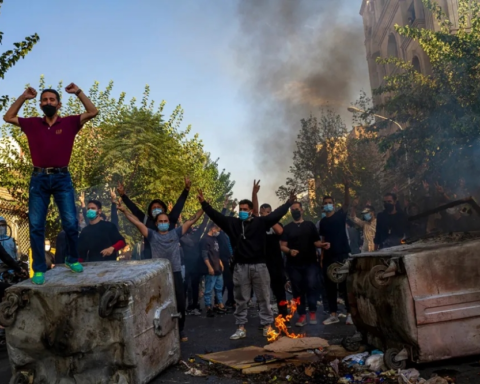 مقتل 27 متظاهراً في إيران وقمع الاحتجاجات بالغاز المسيل للدموع