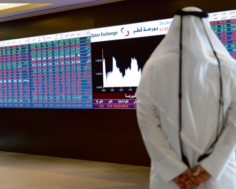 الأسهم السعودية تقفز 2.5% بعد فتح السوق للأجانب