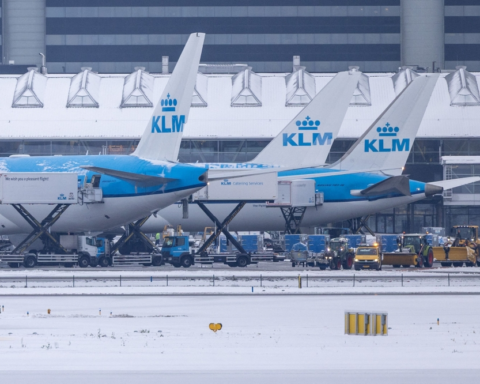 عاصفة ثلجية تشل مطار أمستردام وتلغي 700 رحلة جوية