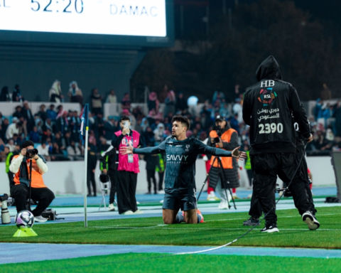 الهلال يتصدر دوري روشن: أرقام قياسية وهيمنة تكتيكية