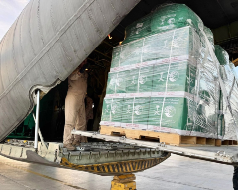 وصول الطائرة الإغاثية السعودية الـ 78 لدعم غزة في العريش