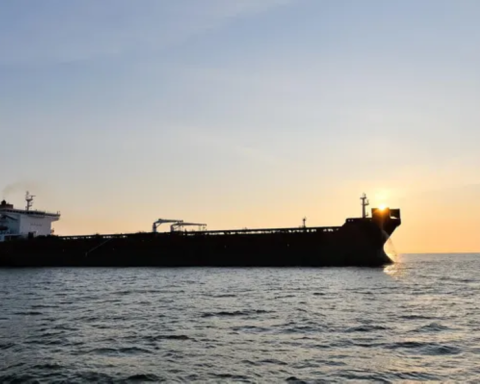 روسيا تحمي ناقلة نفط بغواصة من مطاردة أمريكية