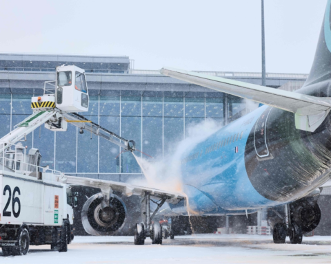 إلغاء رحلات جوية في باريس بسبب الثلوج وظاهرة نادرة