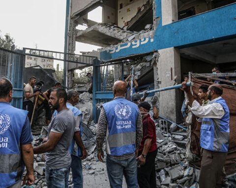 الأونروا تنهي خدمات 571 موظفاً من غزة بسبب أزمة مالية