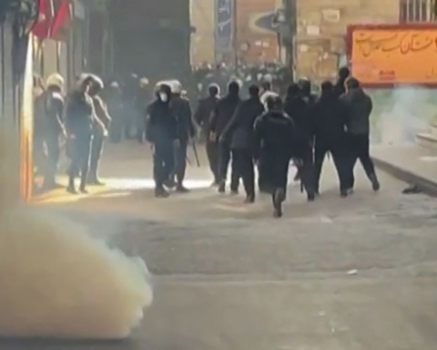 قتيلان و30 جريحاً في احتجاجات إيران: اشتباكات لردغان