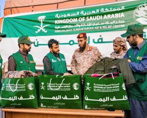 مركز الملك سلمان يغيث حضرموت بسلال غذائية وكسوة شتوية