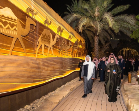 وزير السياحة يشيد بتجارب موسم الدرعية 25/26 الثقافية