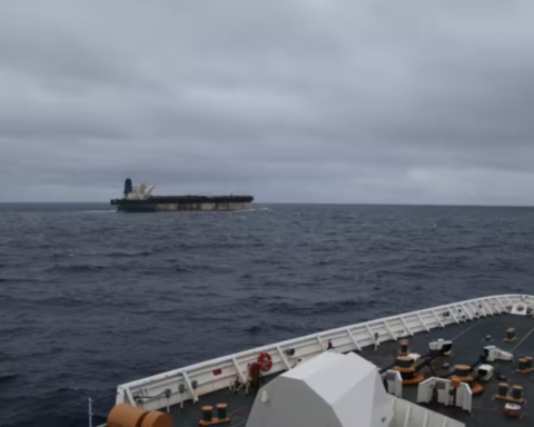 بريطانيا تساعد أمريكا في احتجاز ناقلة نفط روسية بالأطلسي