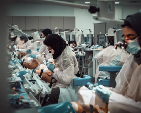 جامعة الملك عبدالعزيز تنظم اختبارات الرخصة الأمريكية (ADEX)