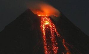 The Philippines warns of Mayon volcano: lava flow and risk of eruption