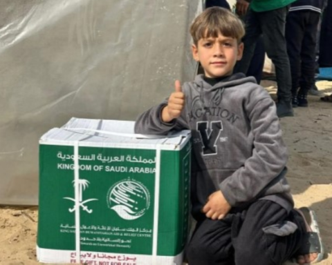 مركز الملك سلمان يوزع سلالاً غذائية في مواصي غزة