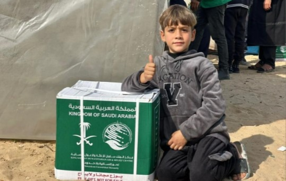 مركز الملك سلمان يوزع سلالاً غذائية في مواصي غزة