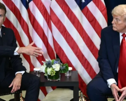 ماكرون ينتقد سياسة أمريكا وروسيا تحذر من تصعيد بالأطلسي