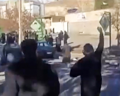 بزشكيان يدعو لضبط النفس والحوار في مواجهة احتجاجات إيران