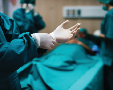 الهلال الأحمر السعودي ينقذ سبعينية من جلطة دماغية في جدة