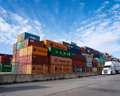 العجز التجاري الأمريكي يسجل أدنى مستوى منذ 2009 بفضل الرسوم الجمركية