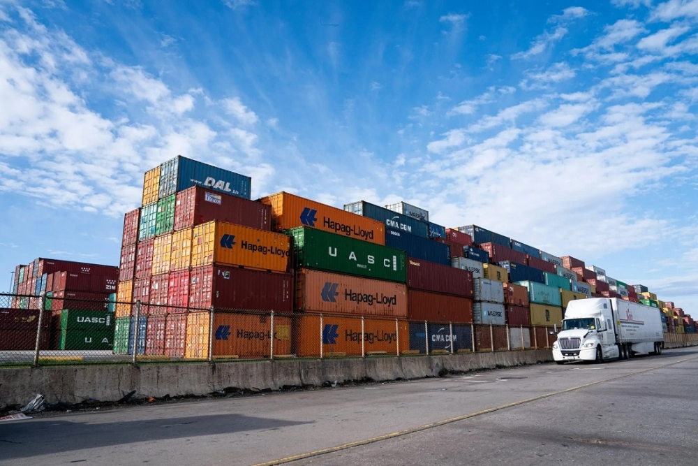 العجز التجاري الأمريكي يسجل أدنى مستوى منذ 2009 بفضل الرسوم الجمركية