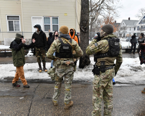 اشتباكات مينيابوليس: البيت الأبيض يعلق بعد مقتل امرأة برصاص ICE