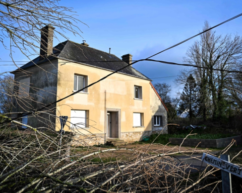 عاصفة جورتي في فرنسا: انقطاع الكهرباء عن 380 ألف منزل