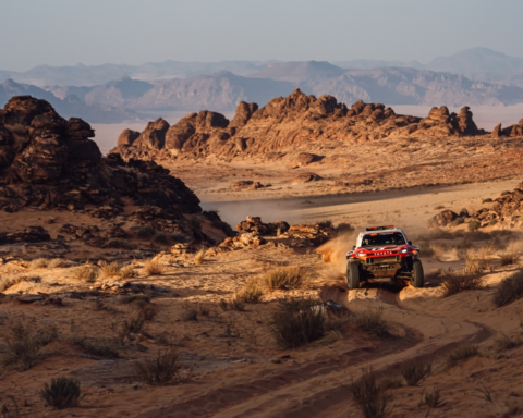ناصر العطية يتصدر رالي داكار السعودية 2026 في الرياض