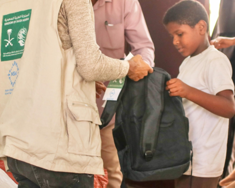 مركز الملك سلمان يغيث اليمن: دعم تعليمي في لحج وطبي في تعز