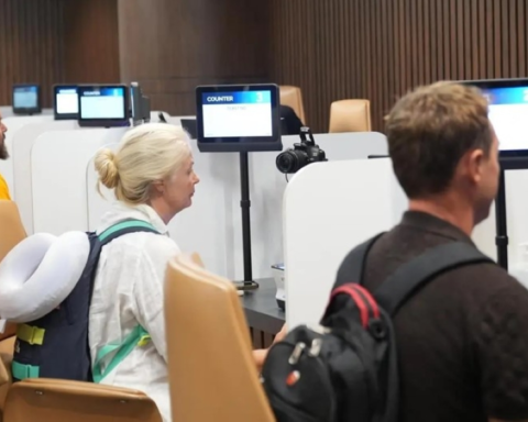 الجوازات تنهي إجراءات سياح سقطرى عبر مطار جدة بتسهيلات كاملة