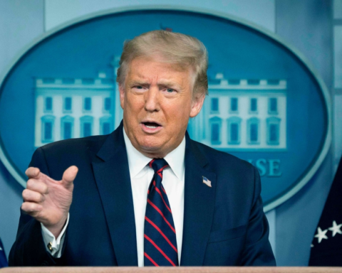 ترامب يهدد إيران بضربات عسكرية حال قمع الاحتجاجات