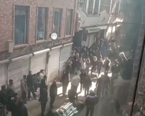 انقطاع الإنترنت في إيران وبهلوي يدعو للسيطرة على المدن