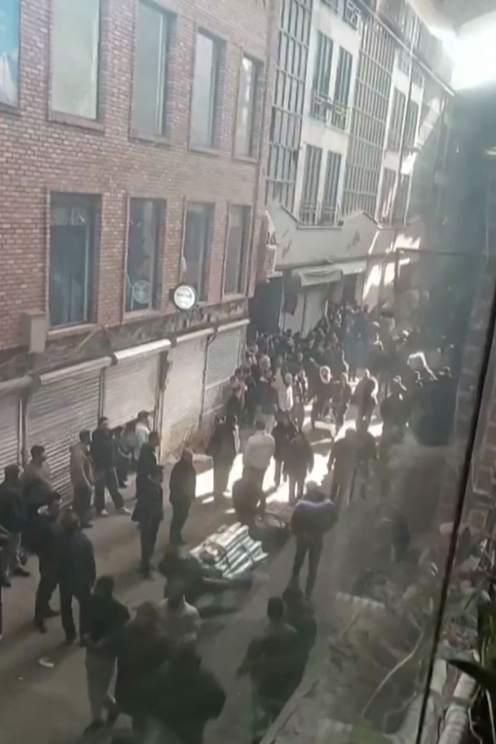 انقطاع الإنترنت في إيران وبهلوي يدعو للسيطرة على المدن