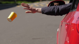 Saudi Traffic Department: 500 Riyal fine for throwing objects from vehicles