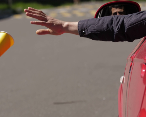 المرور السعودي: غرامة 500 ريال لرمي الأجسام من المركبات