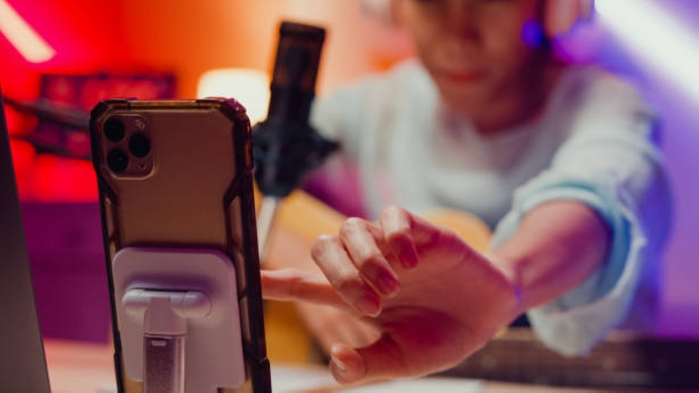 ثروات مشاهير السوشيال ميديا: شبهات غسل أموال وغياب الرقابة